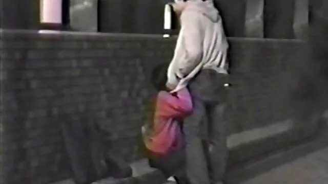 L'ami de papa fete anal lèche les doigts et la chatte de sa fille