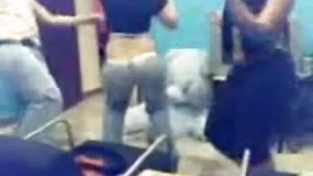 La blonde s'est donnée au mec dans tous film x sodomie les trous