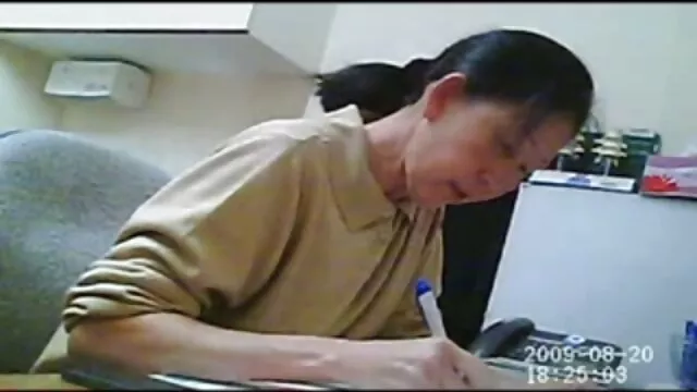 Une blonde sexy a approché un mec avec film erotique anal un livre, espérant du sexe, et il ne peut pas laisser passer un tel cul