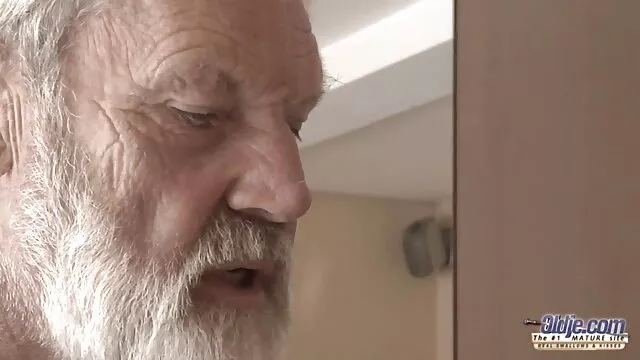 Le garçon a persuadé une meilleur film anal fille asiatique d'avoir des relations sexuelles avec un étudiant, a écarté les jambes et a enfoncé ses doigts et pas seulement, mais bientôt son gros pénis dans son jeune trou