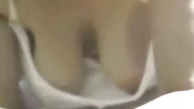 Grosse porn anal film bite dans la chatte brune rasée