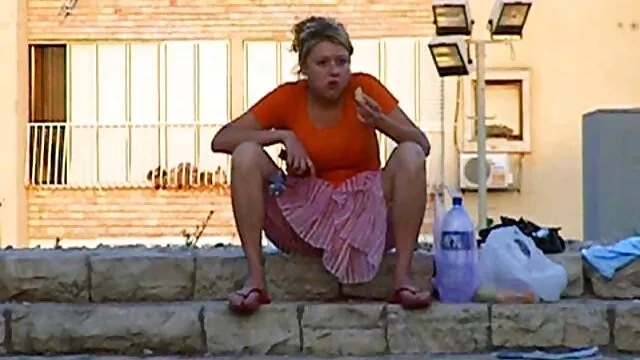 Salope allemande a une petite bite dans le cul, elle l'aide film porno anal français aussi avec ses doigts