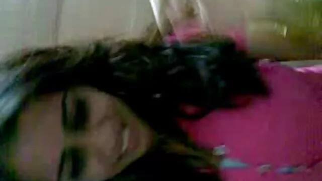 La brune branle une bite et fait tournoyer ses jambes devant le nez de sa bien-aimée filme porno online anal