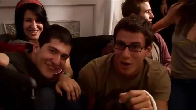 Le mec anal film porn a assis la chienne sur la table, a poussé sa culotte et léché sa chatte