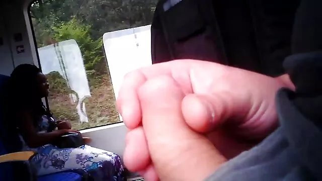 Les brunes s'assoient à porno l anal tour de rôle sur un monstre en caoutchouc et jouissent