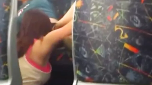 Pepper a caressé le cul et les hanches de la fille, puis l'a posé sur le dos et film pornographique sodomie a commencé à jouer avec les lèvres