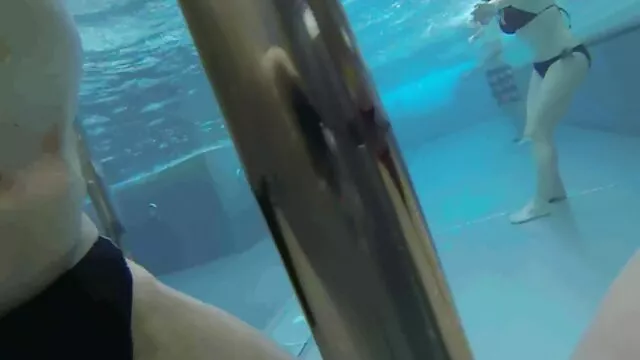 La blonde aime regarder son corps dans le miroir, appréciant filme porno extreme gratis les formes attrayantes