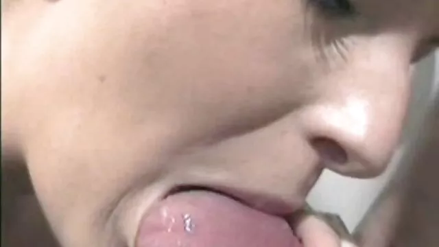 Fille parfaite avec un beau film porno gonzo corps se masturbe la chatte