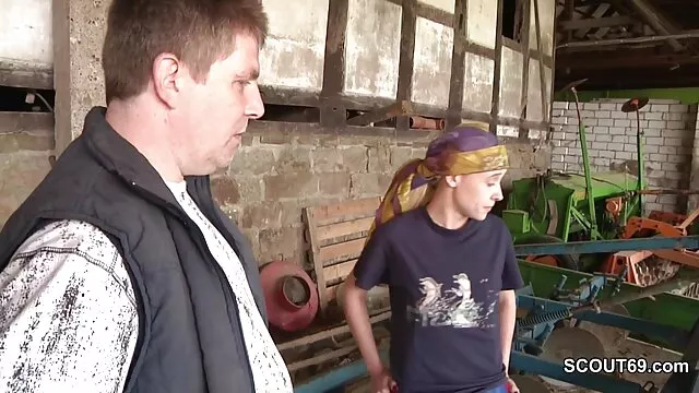 Une nana sexy s'allonge sur le lit et montre son corps nu à une amie. Le mec ne pouvait pas le supporter et a commencé à lécher son entrejambe chaude avec sa filme porno online anal langue