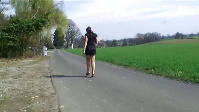 Fuite de sperme sur les seins et les lèvres de la brune film gratuit anal