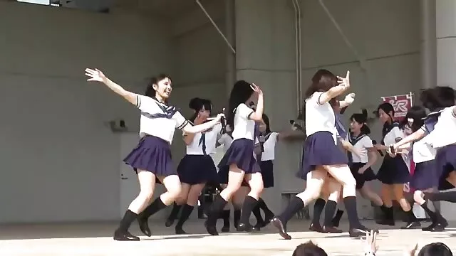 Le mec jouit violemment sur la chatte film porno anl