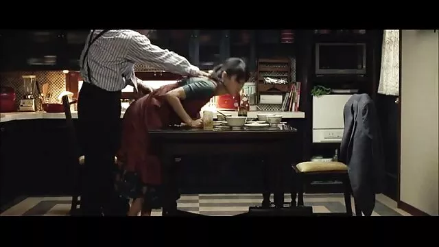 Inséré un énorme film x gratuit sodomie vibrateur dans le trou