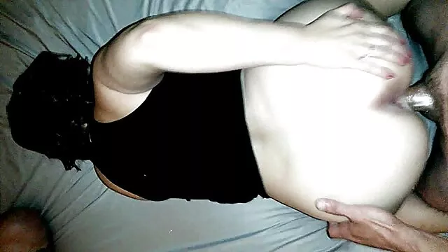 Un anal violent porn homme chauve lèche une chatte et baise une nana sexy