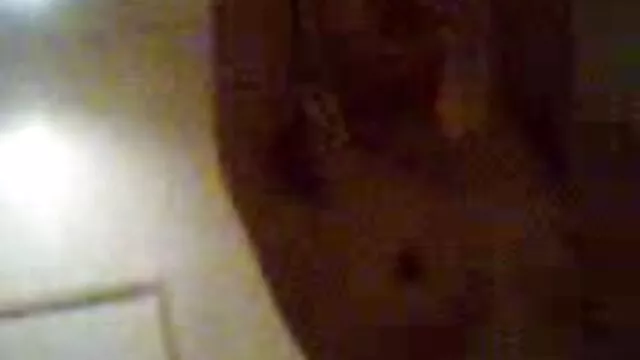 Salope filme porno anal online aux gros seins lèche le cul du client