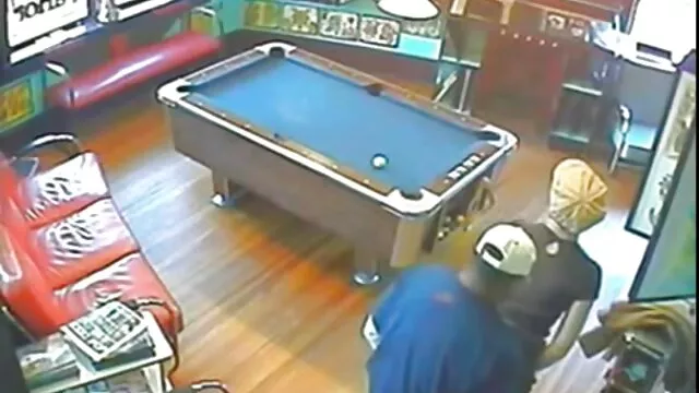 Un mec mature s'est film gratuit anal entouré de magazines porno et choisit sur quelle salope se branler