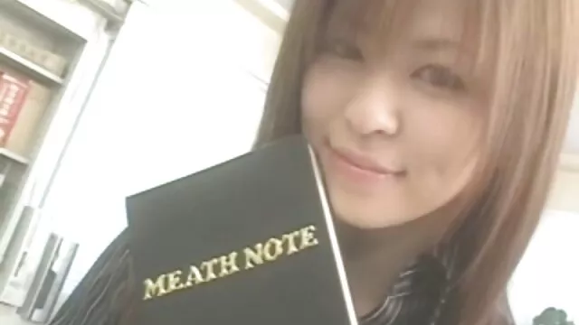 Cette salope aime montrer film anal x à tout le monde sa chatte