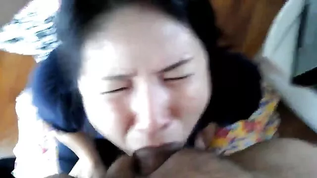 Une jeune salope séduit sa voisine mature et lui suce la bite film porno cu anal