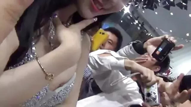 L'amant de la douche dorée est à genoux et les mecs lui versent filme porno gratis anal la bouche pleine d'urine de leurs tuyaux épais