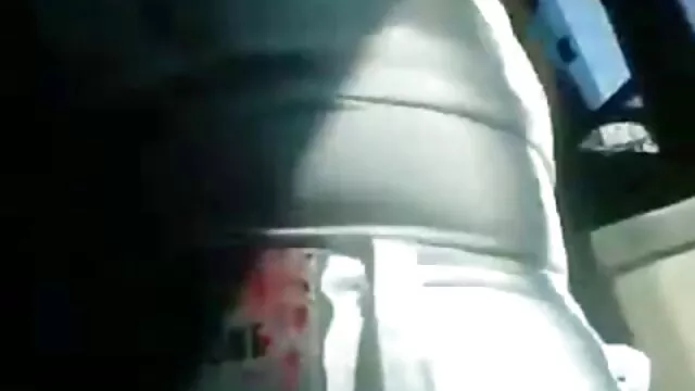 Une libertine blanche et mature baise une jeune femme noire sodomie film amateur sur le lit