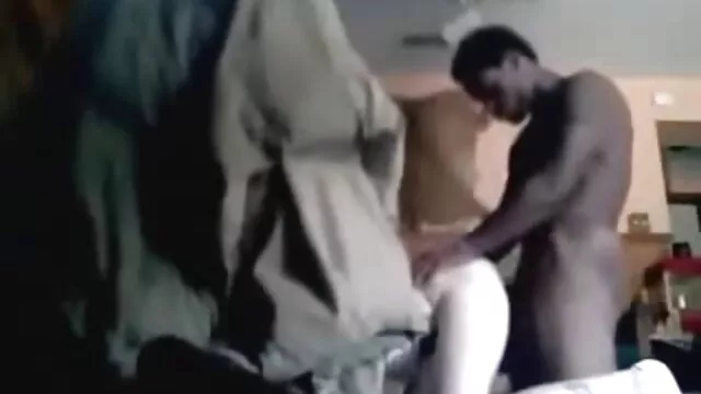 Deux film porno gonzo filles lesbiennes caressent leurs chattes rasées