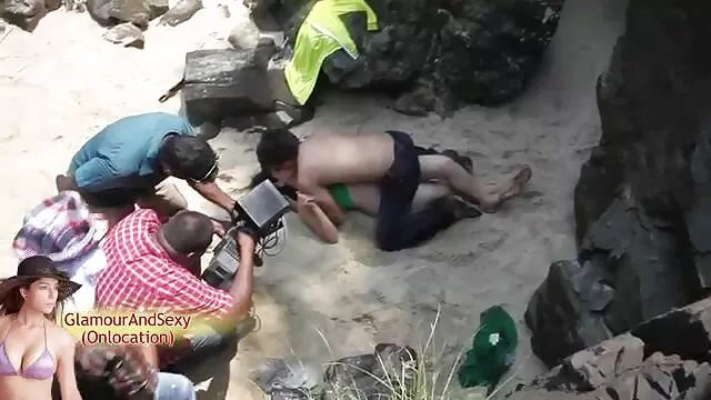 L'étudiant venu de l'université, a trouvé sa sœur en train de doigter des culottes mouillées. Le garçon n'a pas pu résister, et retirant les restes de ses vêtements, a commencé film pornographique sodomie à lécher les lèvres de sa chatte, puis a inséré un pénis fort