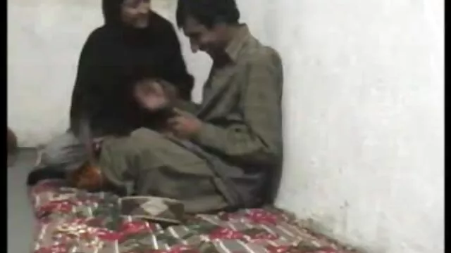 Jolie brune en lingerie érotique sora anal se masturbe avec ses doigts