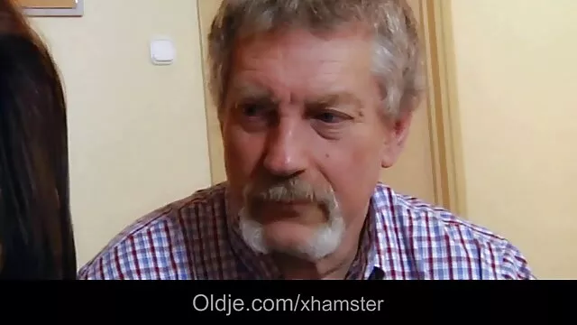 Une blonde sodomie film x timide caresse sa chatte