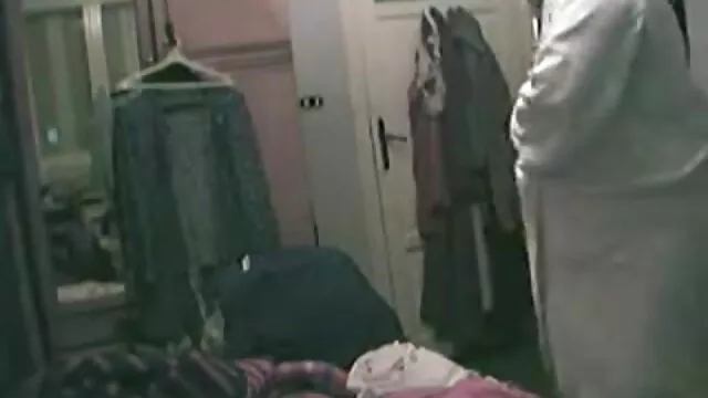 La chienne avale une bite dans la gorge anal fete