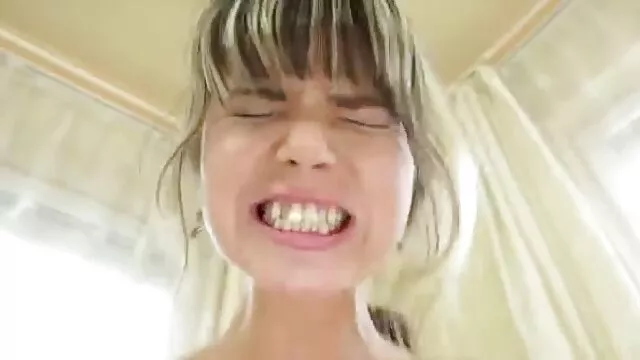 Une très jolie fille s'assoit pour jouer au poker avec son copain lubrique, à la suite filme porno extreme gratis de quoi elle a d'abord perdu tous ses vêtements, puis a complètement soufflé sa chatte humide au plus pointu dépravé.