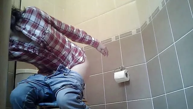 Petite fille se baise violemment anal fete avec un gode et jouit