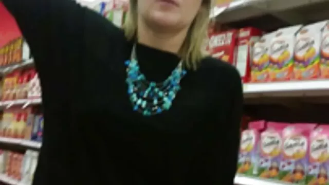 Lécher des couilles à son mec, une film pornographique sodomie jeune salope lui fait une pipe profonde