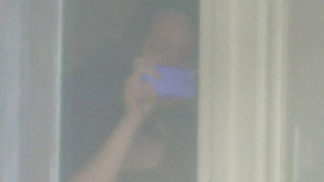 Deux chiennes lubriques montrent des seins dans un camion porno anl hd