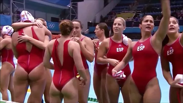 Sale fete anal chienne complètement trempée dans l'urine chaude