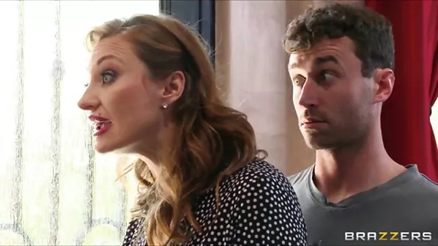 Le médecin a divorcé d'une brune aux gros seins pour le sexe, il lui a dit que la maladie passerait si elle suçait sa bite, la film de sex anal chienne a été conduite et a pris son gros torse dans sa bouche