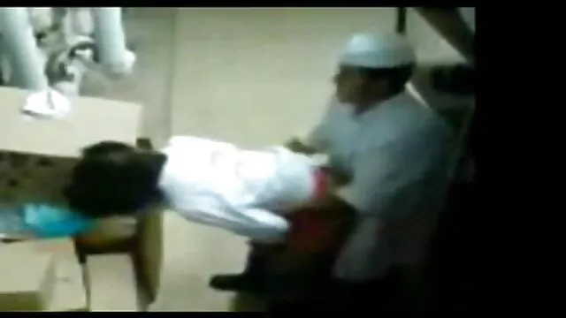 Des salopes dodues montent film porno double anal en ligne sur une grosse bite