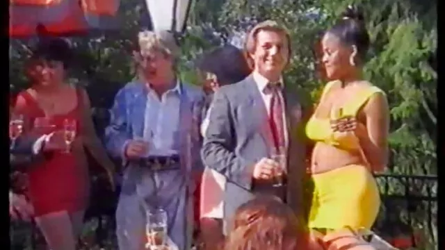 Jolie fille asiatique travaille avec sa bouche et film porno anal français gratuit ses mains