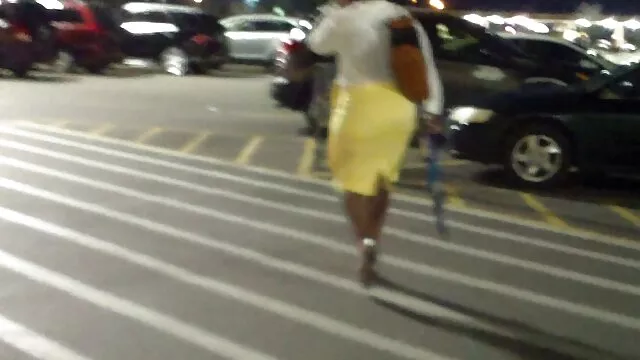 Une vieille pute a séduit son meilleur film anal jeune locataire. Elle l'a surpris en train de regarder du porno et s'est déshabillée. La vieille poubelle s'est avérée être en bas, elle le suce activement et substitue une chatte molle à la baise