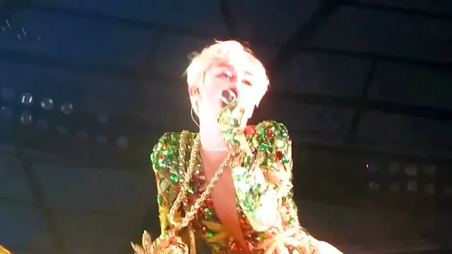 Une étudiante lubrique montre ses film anal gratuit charmes dans la salle à manger