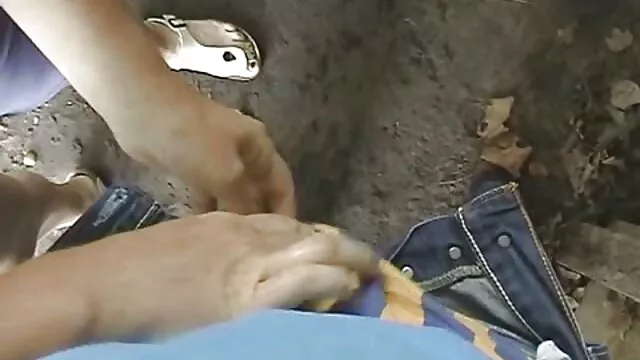 Deux lesbiennes sexy s'amusent avec leurs chattes massage extreme porno poilues